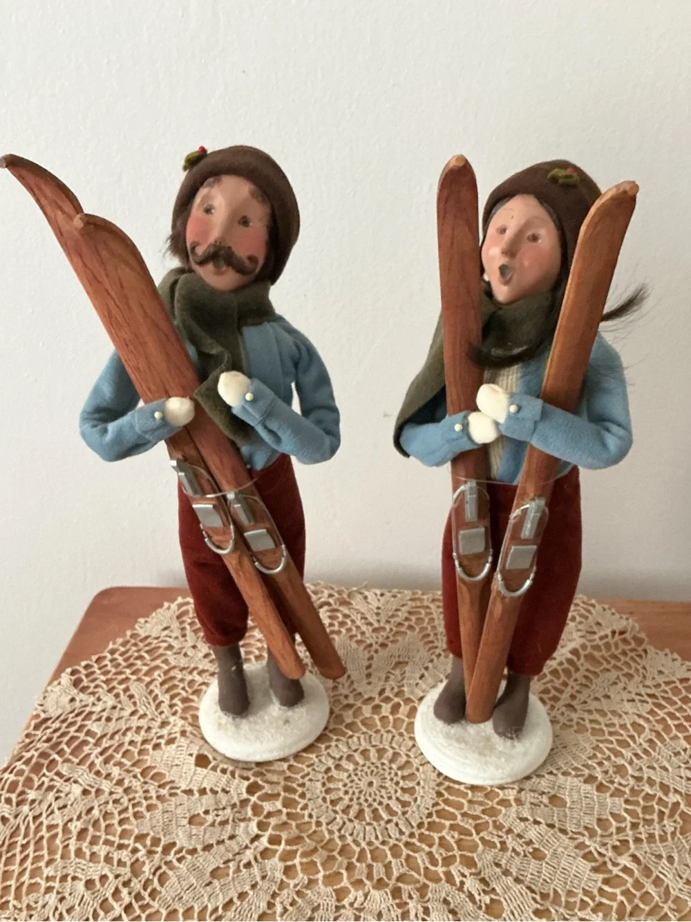 RARE Vintage #76/100 Byers Choice Couple w/Skies